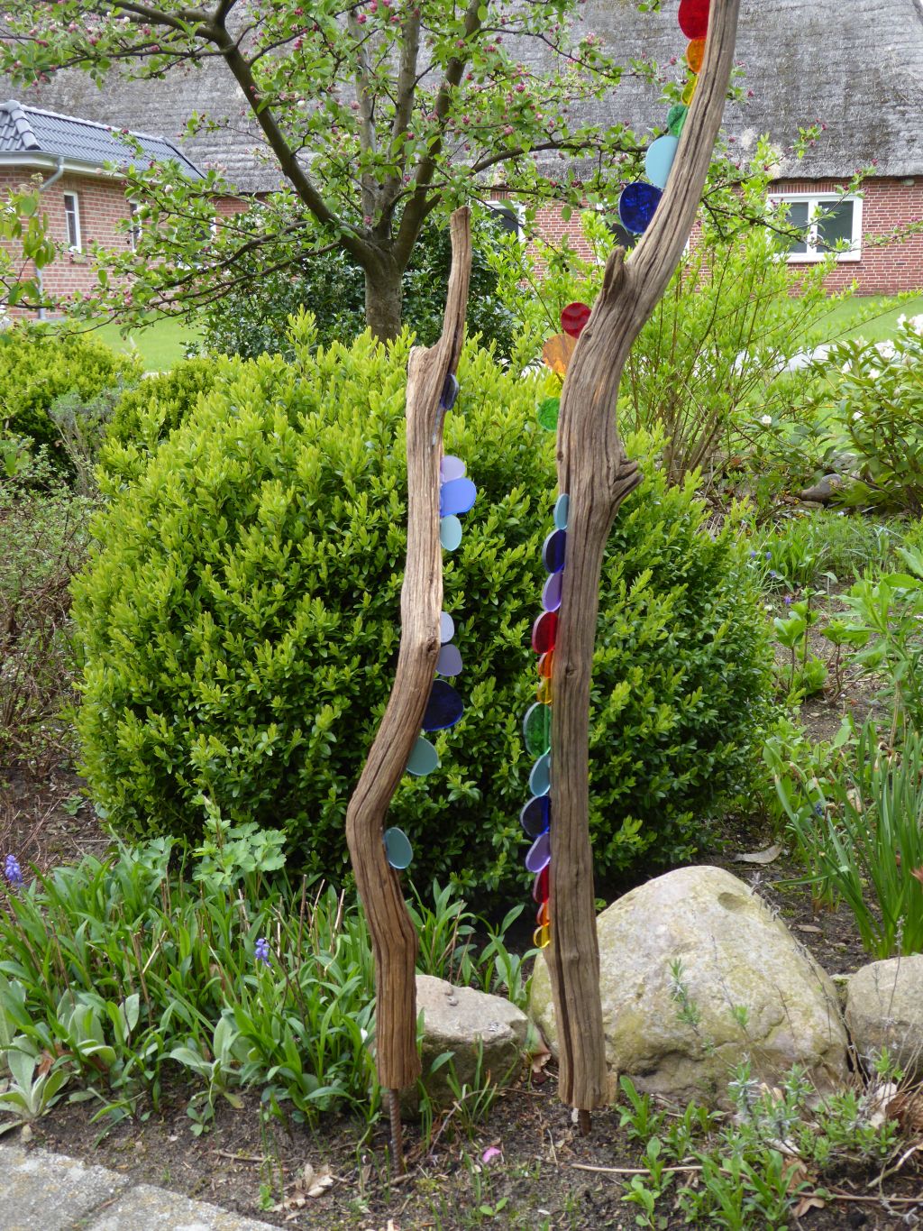 Eicheskulpturen mit Plexiglaskreisen