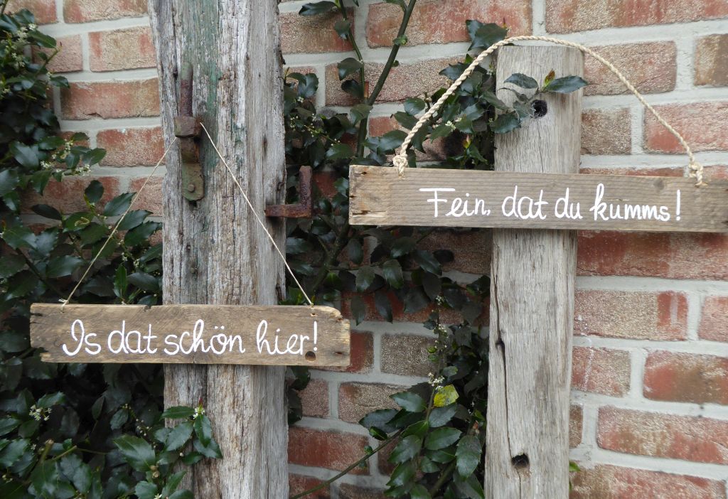 Holzschilder auf „plattdeutsch“