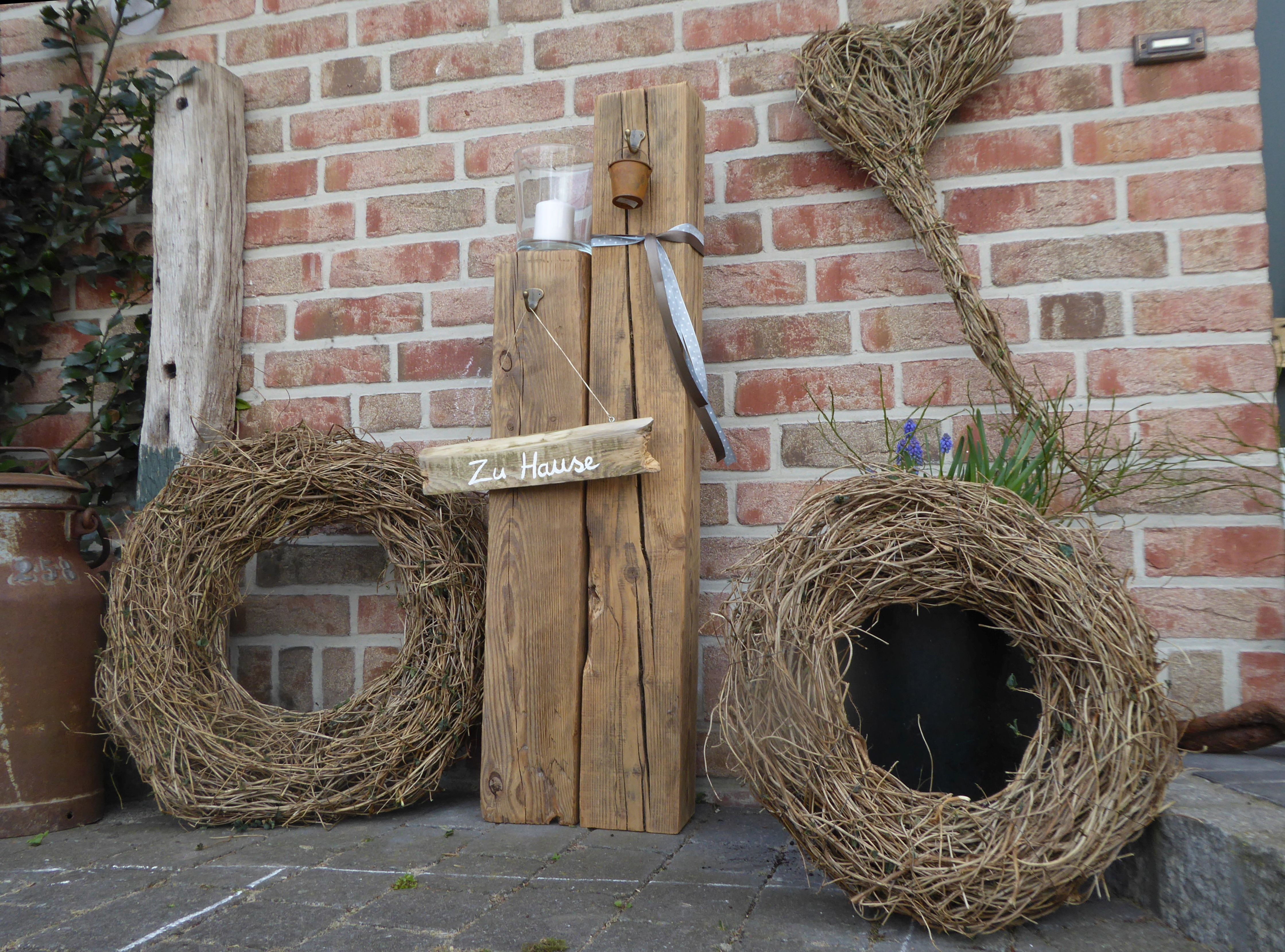 Kränze und alte Holzbalken mit Deko