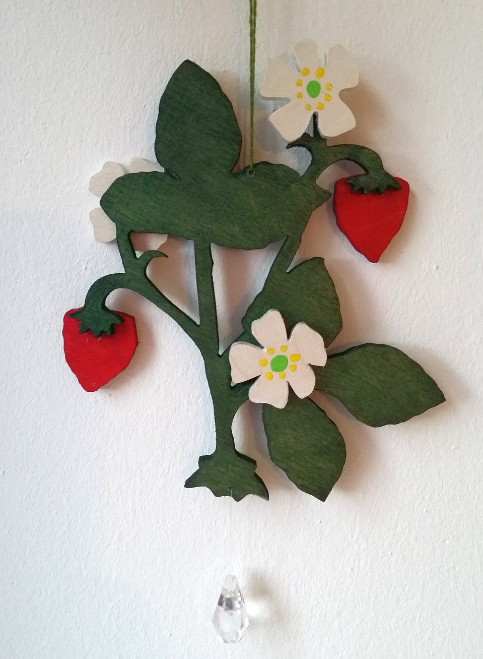 Fensterbild aus Sperrholz „Erdbeerpflanze“
